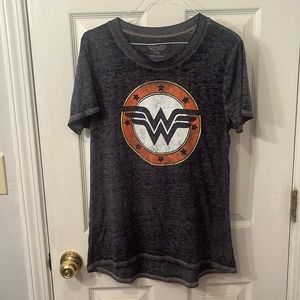 Jerry Leigh Wonder Woman logo L tee